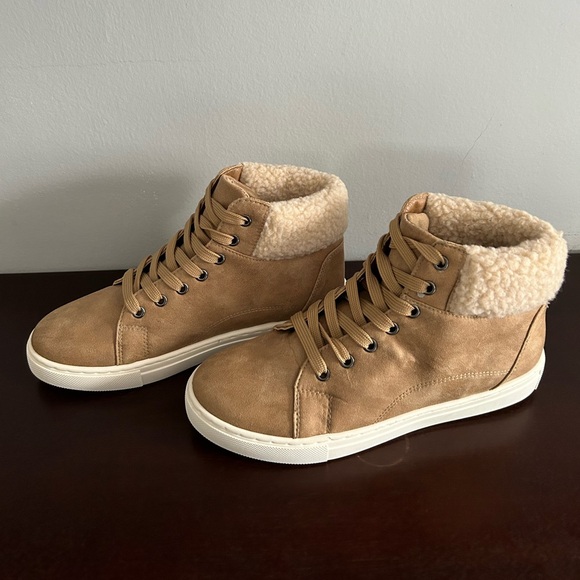 NWOT Cliffs by White Mountain boots women’s size 7 tan suede with fur trim - Picture 2 of 10